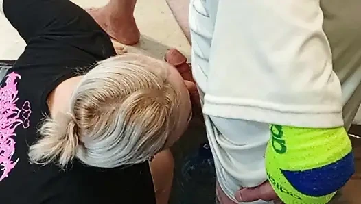 Ngentot mulut ibu tiriku di dapur sampai muncrat