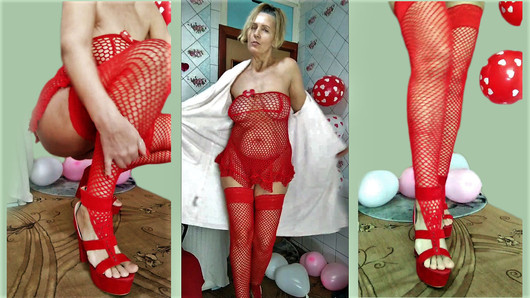 Lukerya sexy de vermelho entre balões em forma de coração para o dia dos namorados flerta com fãs em sapatos de salto alto vermelhos na webcam