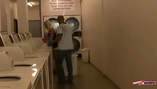 Karşılama sanatçısı sarışın sürtük Regan Anthony'nin boşalması için elinden geleni yapıyor