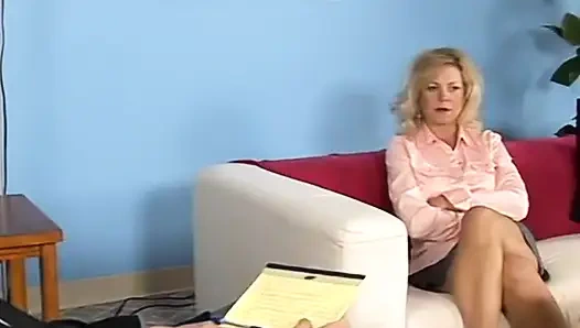 Blonde hausfrau katie spreizt sich für dicks schwanz