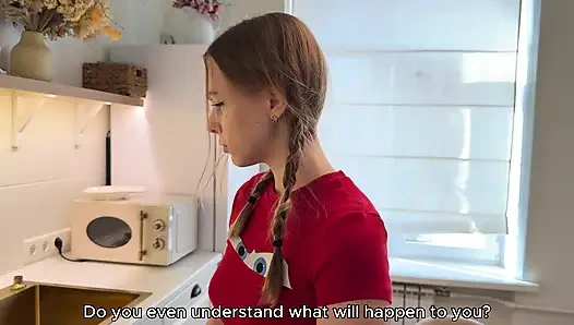 ОТЧИМ ТРАХНУЛ СВОЮ ПАДЧЕРИЦУ ЗА ЕЁ ОШИБКУ - РАЗБИТЫЙ ЧАЙНИК ЕЁ ПРИДЁТСЯ ОТРАБОТАТЬ СВОИМИ ДЫРКАМИ