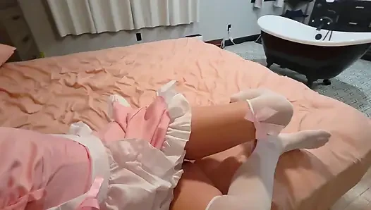 Yaramaz üvey kız üvey babası için kıyafet deniyor