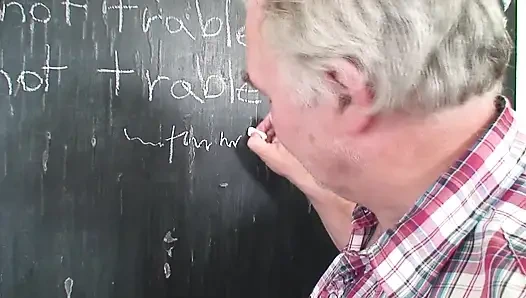 Cowok ini dicambuk gara-gara berbuat salah