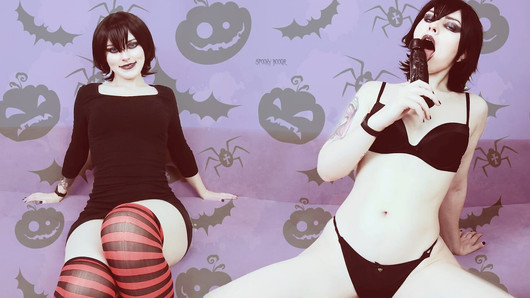 JOI: Mavis Dracula neckt dich mit ihrem sexy körper und bittet dich, an Halloween in ihre muschi zu kommen