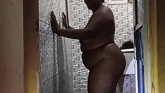 Seks berdiri di kamar mandi dengan saudara tiri