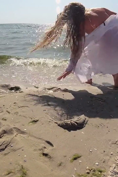 Sahilde anal, kız emiyor ve yarağa biniyor, anal orgazm oluyor ve boşalıyor
