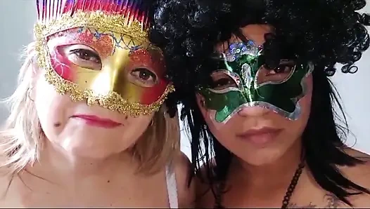 Orta yaşlı seksi kadın (75) ve genç (20), öpüşüyor ve büyük memelerini emiyor