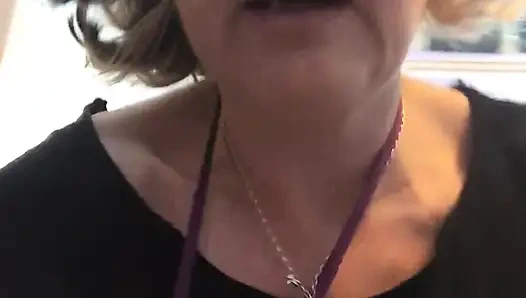 Ich Pissen Meine Nackten Beine Runter