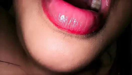 Aku lagi asik muasin diriku sendiri waktu lagi ngentot tapi nggak ada orang di sana - joi