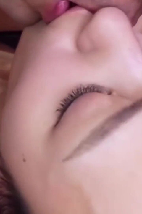 1일 카메라에 잡힌 독점 비공개 로맨스에서 아이돌같은 날씬한 미녀가 가장 열정적인 면을 드러낸다