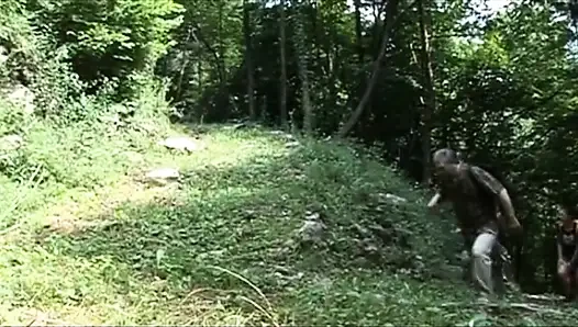 Edepsiz yaşlı domuz sevimli bir genç kızla sikişiyor