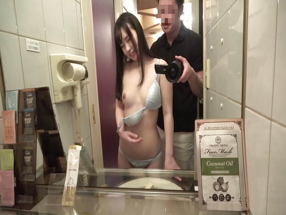 A161G01 A sex-loving, girl showing a pure and innocent smile has soaking wet and greedy sex at a love hotel!
