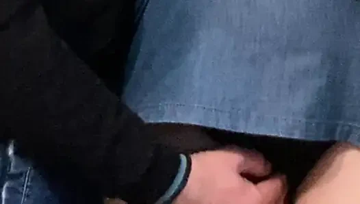 Yabancı eteğin altında külotuma dokunuyor - halka açık edepsiz eller