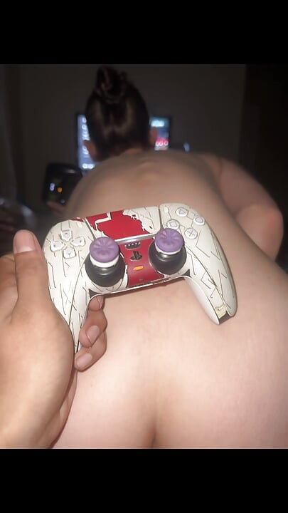 Gamer couple fucking while playing ps5