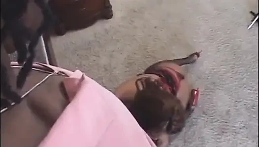 Сексуальная черная миниатюрная задница трахается в спальне... сперма в рот