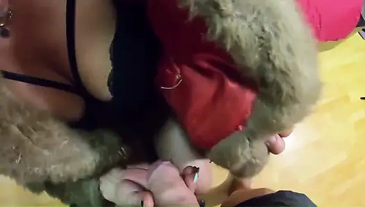 Spermaspiel im pelzmantel & strumpfhosen, blowjob-fantasie mit dem geschenk meines chefs