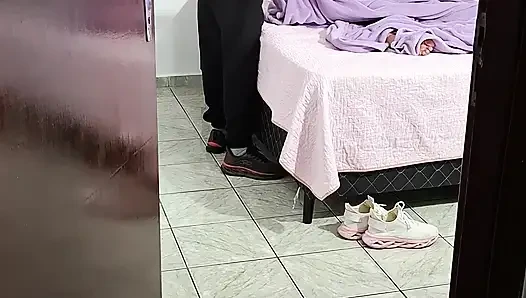 Ayah tiri membantu putri tiri melepas pakaiannya untuk tidur.
