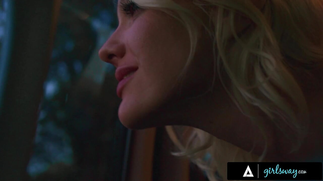GIRLSWAY - جبهة مورو دانا فيسبولي تهيمن على كينا جيمس في شاحنتها ثم تأخذها إلى الداخل للحصول على BDSM ناعم