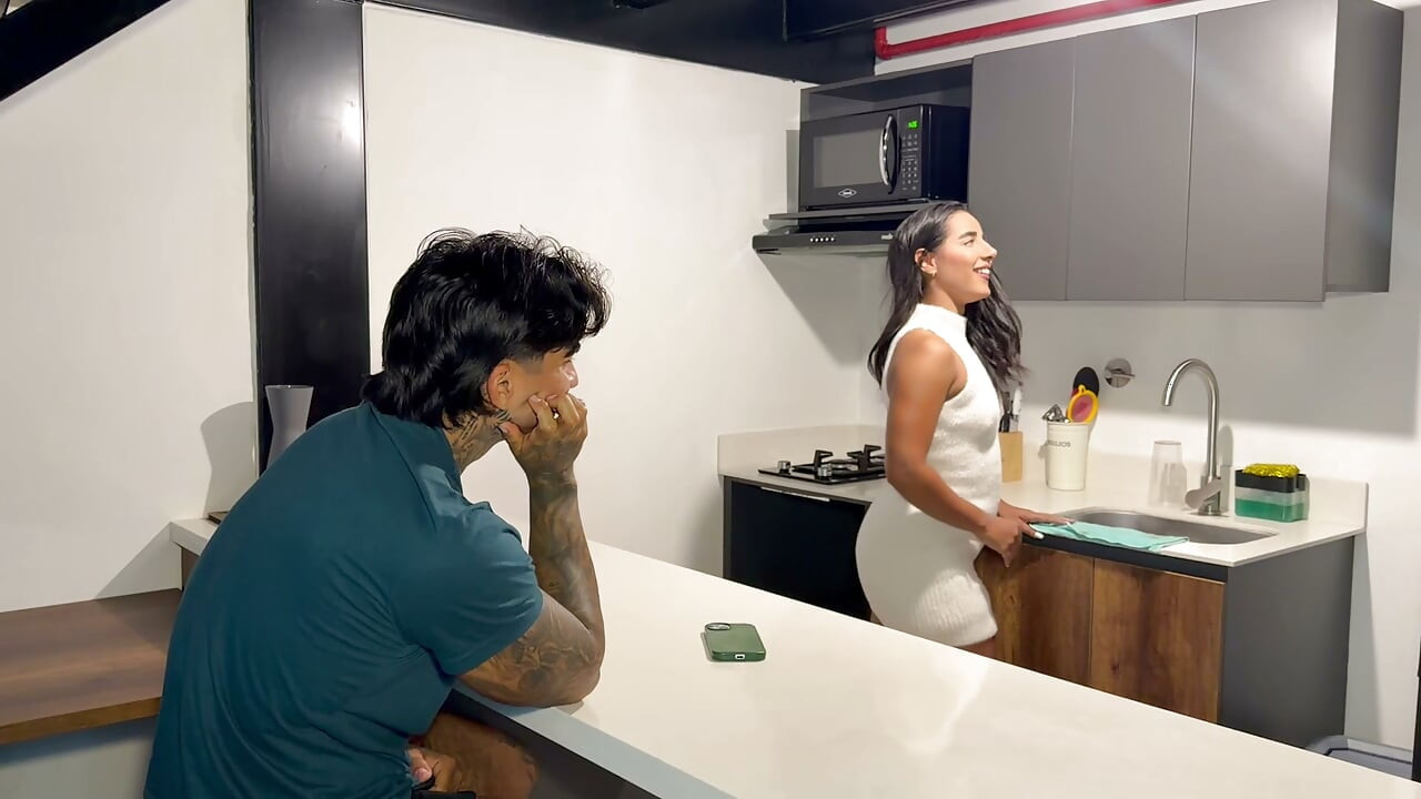 Minha meia-irmã me pega fazendo algo às escondidas... e tudo acaba na cozinha