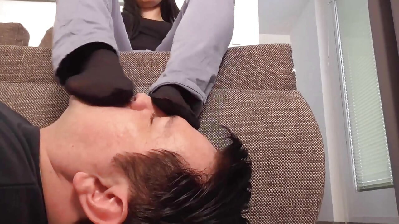 Mistress Amrita's feet smelling tyranny