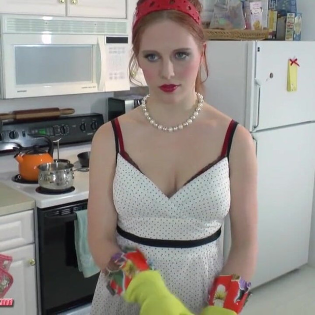 Ashley Fires SciFi Dreamgirls #8: Rosie dispenser susu robot