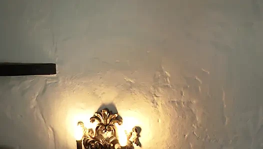 Худенькая девушка сосет массивный член, затем глубоко трахается в киску