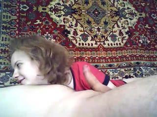 Bella ragazza russa scopa sullo sfondo del tappeto