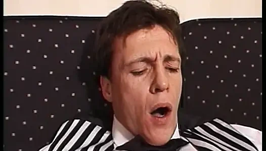 Büyük memeli çarpıcı kaltak büyük sert bir yarağa biniyor ve memeyle muamele çekiyor