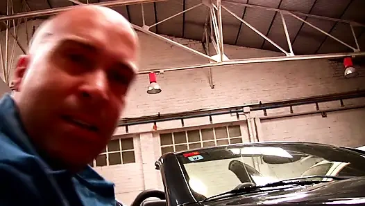 Двух великолепных крош трахает автомеханик