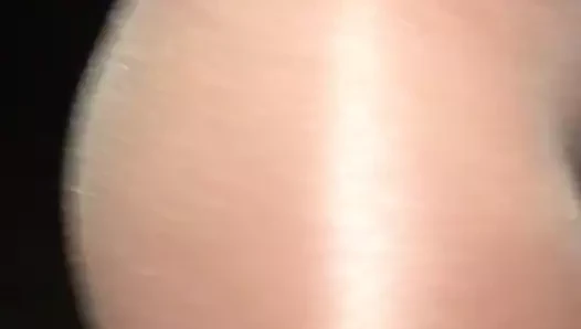 Bir tanga tek parça streç giysi ve dans taytında çapraz şifoniyer