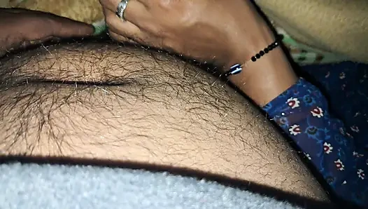 Hintli evli kadın boşalana kadar sikime mastürbasyon yapıyor