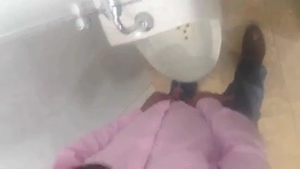 Viejo orinando