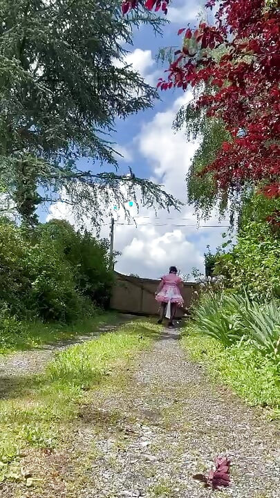 穿著她新的粉色女僕裝一天
