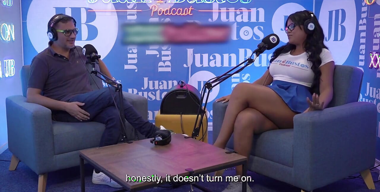 Latina bertetek gergasi Rosxanagutierrez ditembusi oleh mesin kongkek pada Juan Bustos Podcast
