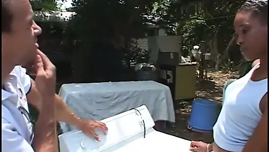 Sürtük dışarıda adamın yarağını emdikten ve amını siktirdikten sonra dölleniyor