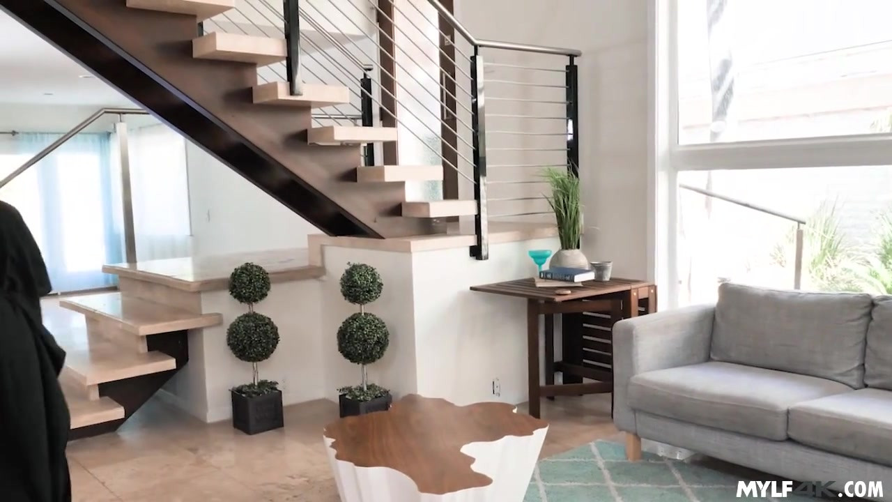 イスラム教徒の妻が男のペニスを受け入れる