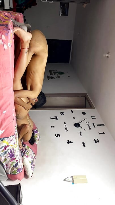 Me follo a mi hermanastra a escondidas y me vengo en su boca
