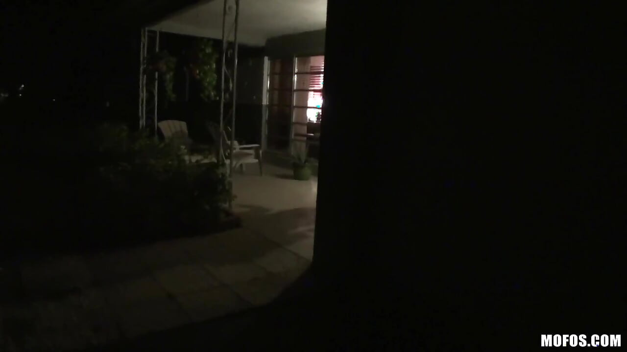 Pervs on Patrol - wielki cyc Danni Cole złapany przez Voyeur Justin masturbing prowadzi do Doggystyle i wytryski