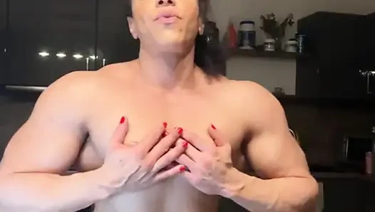 Kollarım sonunda ibadet etme arzum kadar büyük oluyor!