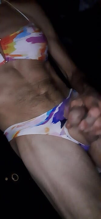 화려한 점박이 수영복을 입은 Cdmichelle