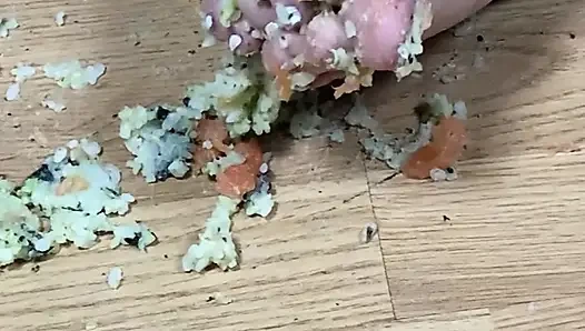 Dia mengambil makanannya berkat kakiku...