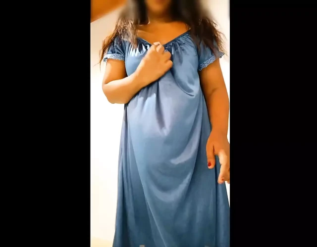 Индийская бхабхи Jaanu стриптиз в видеочатах