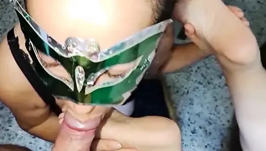 MUTLU BAYAN NINENIN AYAKLARıNı EMIYOR