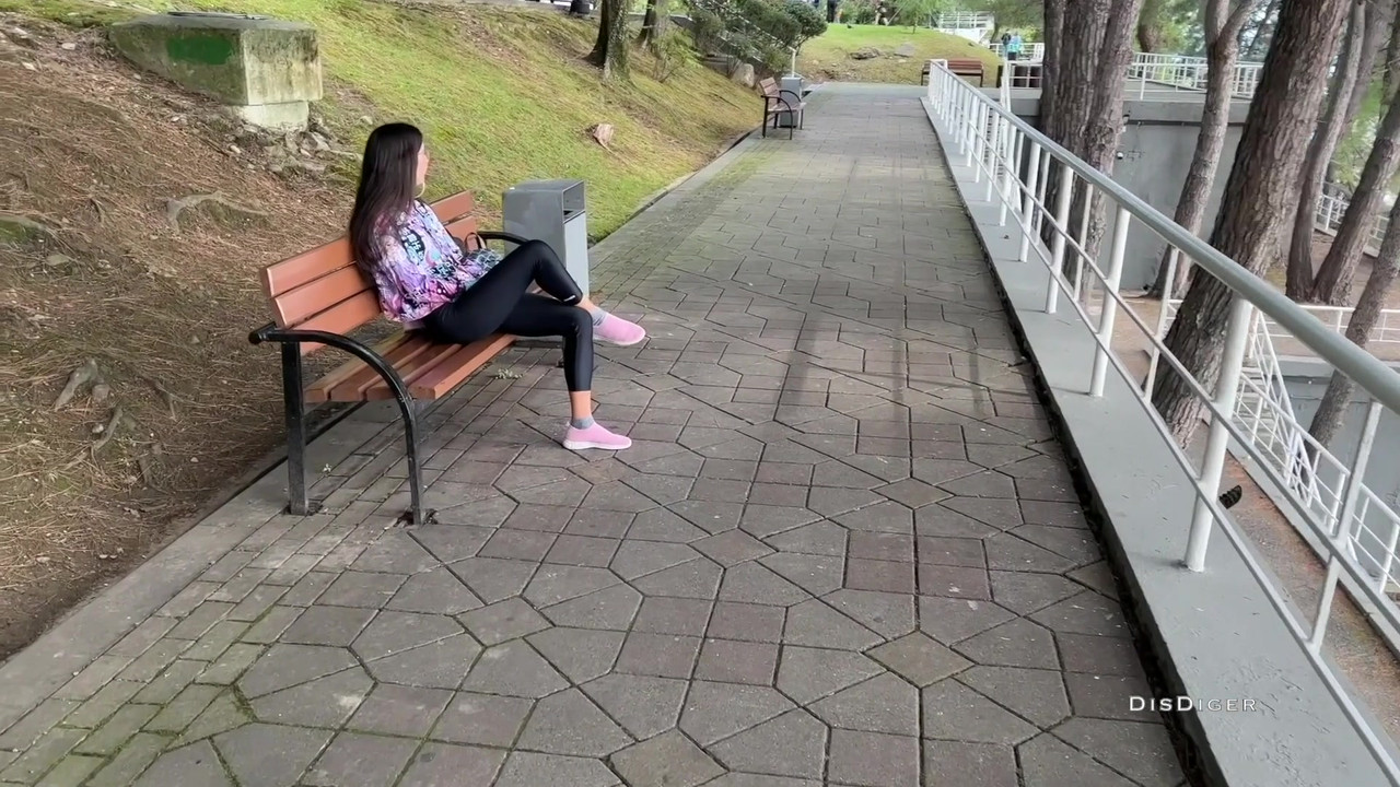 在街上捡到一个美眉，操了她，还戴上了她的眼镜