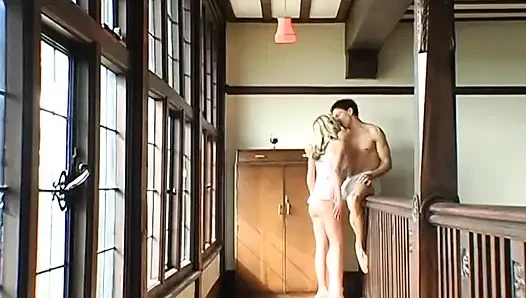 Cewek hot rambut pirang ini lagi asik nyepong dan ngentot kontol sampai mengerang keenakan di rumah