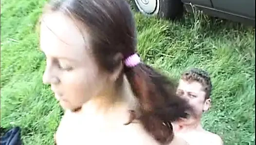 Outdoor-gruppenfick mit tropfendem sperma und schlampigen blowjobs