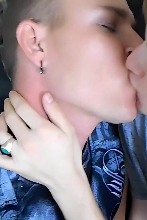 Vruće gej ljubljenje s Jessie i Leom