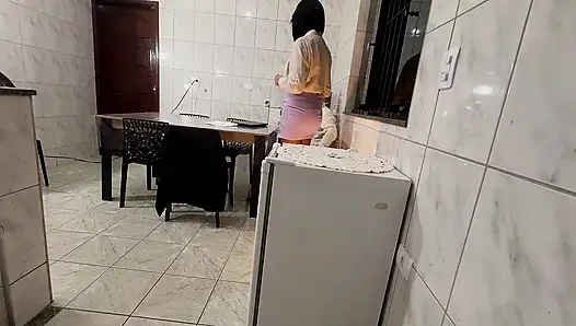 Sekretärin wird mit Ohrfeigen auf den hintern und analer penetration mit creampie überrascht.