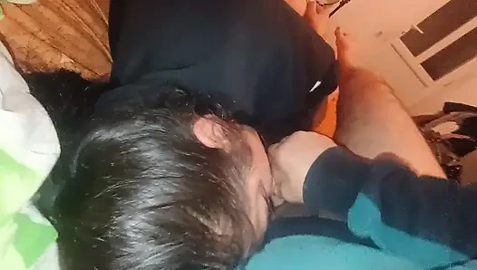 Eve geliyorum ve ağzımı dölle dolduruyorum