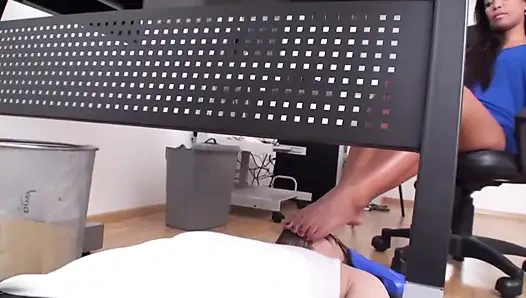 Ступни, вонючие от сексуальных синих каблуков